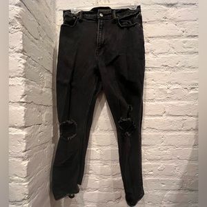Curve Love Ultra High Rise Ankle Straight JeansRIPPED BLACK
Abercrombie & Fitch